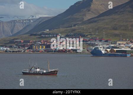 Longyearbyen, Svalbard, Norwegen - 22. Juli 2017: Der Bergbauhafen Longyearbyen Svalbard in Norwegen ist die nördlichste dauerhafte Siedlung der Welt. Stockfoto