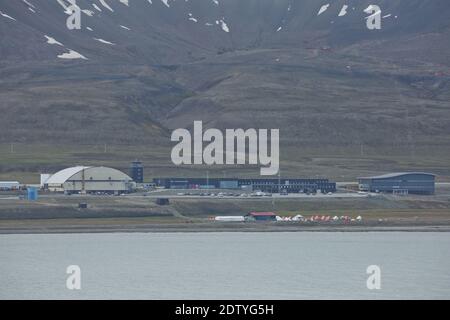 Longyearbyen, Svalbard, Norwegen - 22. Juli 2017: Der Bergbauhafen Longyearbyen Svalbard in Norwegen ist die nördlichste dauerhafte Siedlung der Welt. Stockfoto