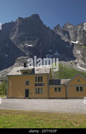 Rauma, Norwegen - 19. Juli 2017: Rauma Bahnhof, ein historisches Holzgebäude, auf der berühmten malerischen Eisenbahn, unterhalb der Trollmauer in Rauma Municip Stockfoto