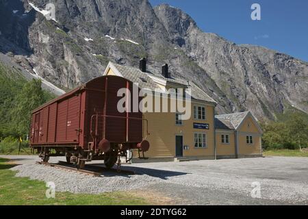 Rauma, Norwegen - 19. Juli 2017: Rauma Bahnhof, ein historisches Holzgebäude, auf der berühmten malerischen Eisenbahn, unterhalb der Trollmauer in Rauma Municip Stockfoto