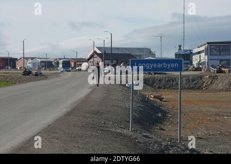 Longyearbyen, Svalbard, Norwegen - 22. Juli 2017: Willkommensschild und Eingang im Hafen von Longyearbyen Svalbard in Norwegen. Stockfoto