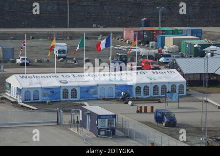 Longyearbyen, Svalbard, Norwegen - 22. Juli 2017: Willkommensschild und Eingang im Hafen von Longyearbyen Svalbard in Norwegen. Stockfoto