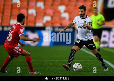 VALENCIA, SPANIEN - DEZEMBER 22: Jesus Navas vom FC Sevilla, Jose Gaya vom FC Valencia während des La Liga Santander Spiels zwischen Valencia CF und Sevilla Stockfoto