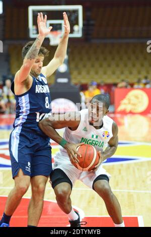 Ben Uzoh (Nigeria) und Nicolás Laprovittola (Argentinien). FIBA Basketball-Weltmeisterschaft China 2019. Erste Runde Stockfoto