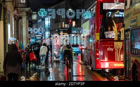 Brighton UK 22. Dezember 2020 - Radler und Weihnachtseinkäufer werden heute Abend in Brighton nass, wenn an diesem Abend heftige Schauern über den Südosten ziehen : Credit Simon Dack / Alamy Live News Stockfoto