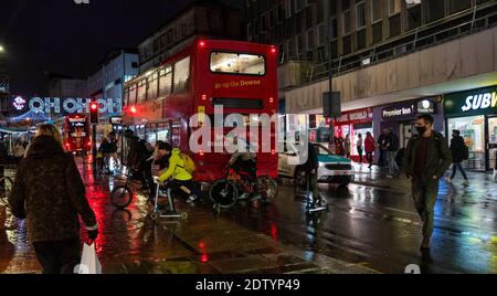 Brighton UK 22. Dezember 2020 - Radler und Weihnachtseinkäufer werden heute Abend in Brighton nass, wenn an diesem Abend heftige Schauern über den Südosten ziehen : Credit Simon Dack / Alamy Live News Stockfoto