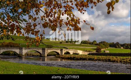 Burnsall ist ein kleines englisches Dorf am Fluss Wharfe in der Grafschaft North Yorkshire und im 'Yorkshire Dales National Park'. Stockfoto