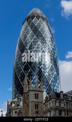 30 St Mary Axe ist besser bekannt als The Gherkin, ist ein kommerzieller Wolkenkratzer in Londons erstem Finanzviertel, der City of London. Stockfoto