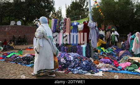 Lalibela-Äthiopien: 12. April 2019: Straßenmarkt in Lalibela mit Menschen in traditionellen weißen Untiefen Stockfoto