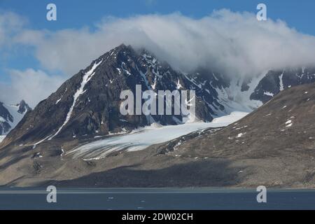 Die Küste und die Berge von Liefdefjord in der Inseln Svalbard (Spitzbergen) in der hohen Arktis. Stockfoto