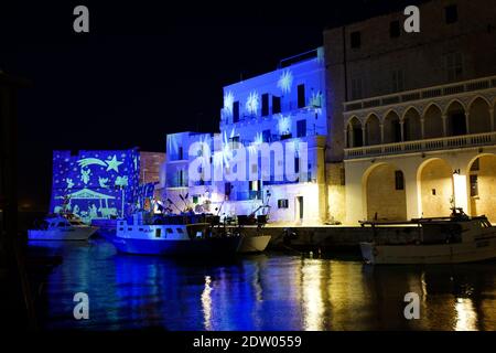 MONOPOLI, ITALIEN - 27. DEZEMBER 2017: Weihnachtliche Lichtinstallation im alten Hafen von Monopoli, Region Apulien Stockfoto