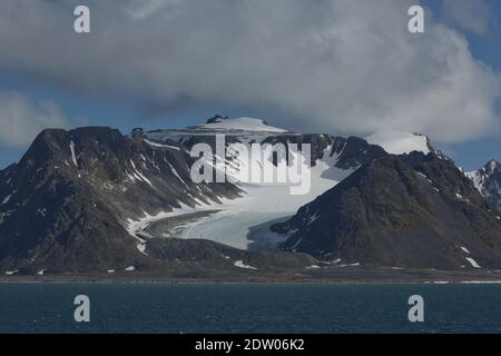 Die Küste und die Berge von Liefdefjord in der Inseln Svalbard (Spitzbergen) in der hohen Arktis. Stockfoto