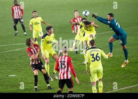 Brentford, Großbritannien. Dezember 2020. Newcastle United Karl Darlow beim Carabao Cup Quarter Final Match zwischen Brentford und Newcastle United im Brentford Community Stadium, Brentford, England am 22. Dezember 2020. Foto von Andrew Aleksiejczuk/Prime Media Images. Kredit: Prime Media Images/Alamy Live Nachrichten Stockfoto