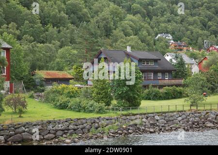 Das Dorf Eidfjord in Norwegen ist ein wichtiger Kreuzfahrthafen. Es liegt am Ende des Eid Fjord, einem inneren Zweig des großen Hardans Stockfoto