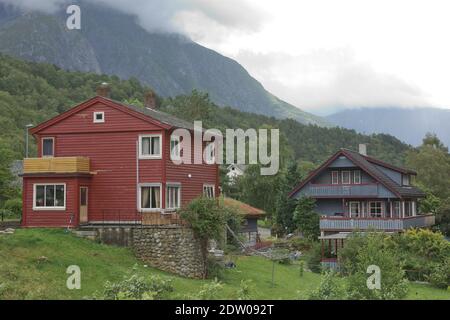 Das Dorf Eidfjord in Norwegen ist ein wichtiger Kreuzfahrthafen. Es liegt am Ende des Eid Fjord, einem inneren Zweig des großen Hardans Stockfoto