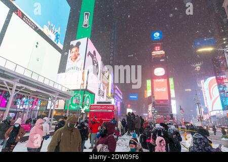 Touristen und Besucher genießen während der ersten Winterstürme trifft auf dem Times Square. Stockfoto