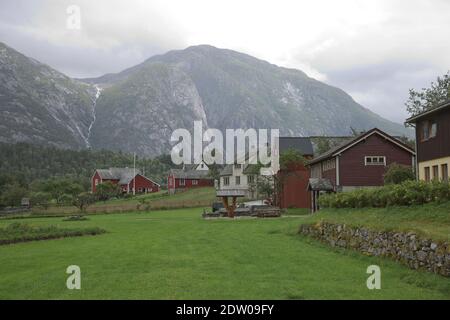 Das Dorf Eidfjord in Norwegen ist ein wichtiger Kreuzfahrthafen. Es liegt am Ende des Eid Fjord, einem inneren Zweig des großen Hardans Stockfoto