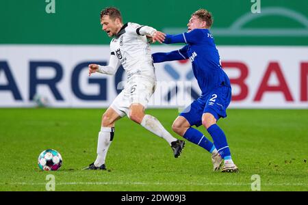 Gelsenkirchen, Deutschland. Dezember 2020. Fußball: DFB Cup, SSV Ulm 1846 - FC Schalke 04, 2. Runde in der Veltins Arena. Schalkes Kilian Ludewig (r) und Ulmer Thomas Geyer kämpfen um den Ball. Quelle: Guido Kirchner/dpa - WICHTIGER HINWEIS: Gemäß den Bestimmungen der DFL Deutsche Fußball Liga und/oder des DFB Deutscher Fußball-Bund ist es untersagt, im Stadion und/oder des Spiels aufgenommene Fotos in Form von Sequenzbildern und/oder videoähnlichen Fotoserien zu verwenden oder zu verwenden./dpa/Alamy Live News Stockfoto