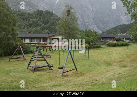 Das Dorf Eidfjord in Norwegen ist ein wichtiger Kreuzfahrthafen. Es liegt am Ende des Eid Fjord, einem inneren Zweig des großen Hardans Stockfoto