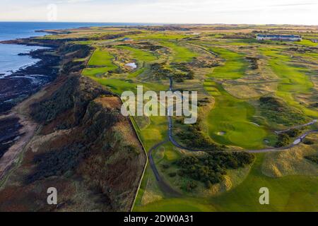 Luftaufnahme des Fairmont St Andrews Links Golfplatz außerhalb von St Andrews in Fife, Schottland, Großbritannien Stockfoto