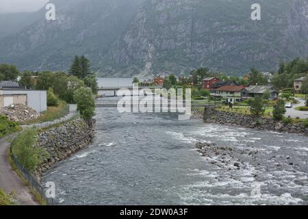 Das Dorf Eidfjord in Norwegen ist ein wichtiger Kreuzfahrthafen. Es liegt am Ende des Eid Fjord, einem inneren Zweig des großen Hardans Stockfoto