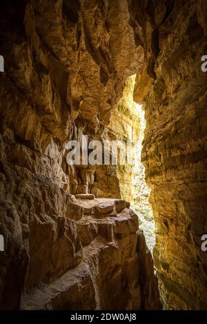 Blick von einer gelben Felsspalte bei Tageslicht Stockfoto