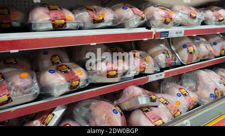 Ashford, Kent, Großbritannien. 22nd Dez 2020. Die Regale im Supermarkt sind voller frischer Truthähne. Bildnachweis: PAL News/Alamy Live News Stockfoto