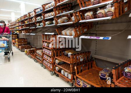 Ashford, Kent, Großbritannien. Dezember 2020. Im Supermarkt in Ashford, Kent, sind einige Produkte knapp. Einige Brote waren fast leer. Foto: PAL Media/Alamy Live News Stockfoto