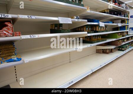 Ashford, Kent, Großbritannien. Dezember 2020. Im Supermarkt in Ashford, Kent, sind einige Produkte knapp. Leere Pastaregale. Foto: PAL Media/Alamy Live News Stockfoto