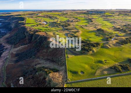 Luftaufnahme des Fairmont St Andrews Links Golfplatz außerhalb von St Andrews in Fife, Schottland, Großbritannien Stockfoto