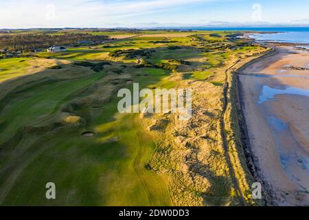 Luftaufnahme von Kingsbarns Links Golfplatz außerhalb von St Andrews in Fife, Schottland, Großbritannien Stockfoto