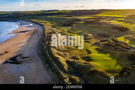 Luftaufnahme von Kingsbarns Links Golfplatz außerhalb von St Andrews in Fife, Schottland, Großbritannien Stockfoto