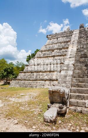 Steintreppen und gefiederte Schlangenköpfe auf der Pyramide von Osario (Tempel des Hohenpriesters), Chichen Itza, Maya-Stadt und archäologische Stätte, Yucatan, Mexiko Stockfoto