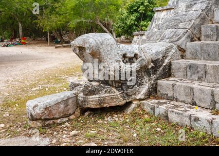 Steintreppen und gefiederte Schlangenköpfe auf der Pyramide von Osario (Tempel des Hohenpriesters), Chichen Itza, Maya-Stadt und archäologische Stätte, Yucatan, Mexiko Stockfoto