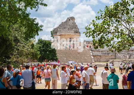 El Caracol, das Observatorium, Chichen Itza, eine große präkolumbianische Maya-Stadt und archäologische Stätte im Bundesstaat Yucatan, Mexiko, die mit Touristen beschäftigt ist Stockfoto