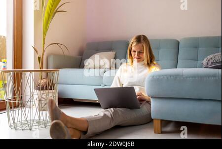 Junge Frau, die von zu Hause aus arbeiten Stockfoto