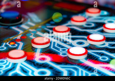 Nahaufnahme eines elektronischen Arcade-Spiels. Brettspiel Button Abstraktion. Stockfoto