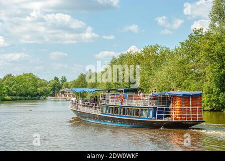 Sightseeing-Schiff auf der Themse südlich von Oxford, England, Großbritannien Stockfoto