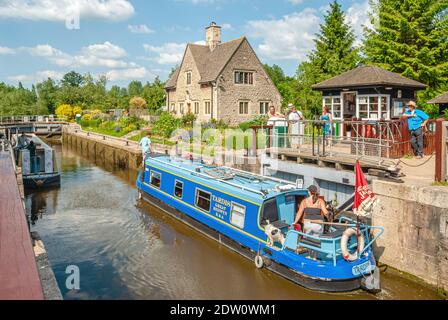 Narrowboat passiert Iffley Lock auf der Themse in der Nähe von Oxford, Oxfordshire, England Stockfoto