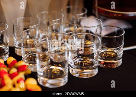 Gläser mit Cognac, Whiskey stehen auf der Bar. Sehr viele Gläser mit Cognac. Alkohol in die Gläser. Verschiedenen alkoholischen Getränken stehen auf Bar. Gläser w Stockfoto