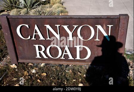 Ein Schild in Santa Fe, New Mexico, kennzeichnet den Eingang zur Canyon Road der Stadt, die für ihre Dutzende oder Kunstgalerien berühmt ist. Stockfoto