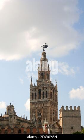 Kathedrale von Sevilla die Kathedrale der Heiligen Maria vom See Glockenturm im Frühling Sonnenschein Sevilla Spanien Stockfoto