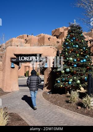 Ein Tourist betritt das Inn & Spa in Loretto in Santa Fe, New Mexico. Das Luxusresort gehört und wird von Heritage Hotels and Resorts geführt. Stockfoto