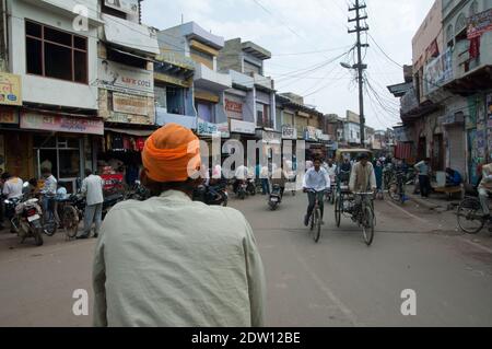 Rajasthan, Indien-Februar 11, 2010: Indischer Mann auf einem Fahrrad auf einer Straße in Bharatpur. Stockfoto