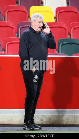 Brentford, Großbritannien. Dezember 2020. Newcastle United Manager Steve Bruce vor dem Carabao Cup Spiel gegen Brentford im Brentford Community Stadium, Brentford Bild von Mark Chapman/Focus Images/Sipa USA ? 22/12/2020 Credit: SIPA USA/Alamy Live News Stockfoto