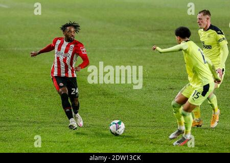 Brentford, Großbritannien. Dezember 2020. Tariqe Fosu von Brentford und Jamal Lewis von Newcastle United während des Carabao Cup Quarter Final Matches zwischen Brentford und Newcastle United im Brentford Community Stadium, Brentford Bild von Mark D Fuller/Focus Images/Sipa USA 22/12/2020 Credit: SIPA USA/Alamy Live News Stockfoto