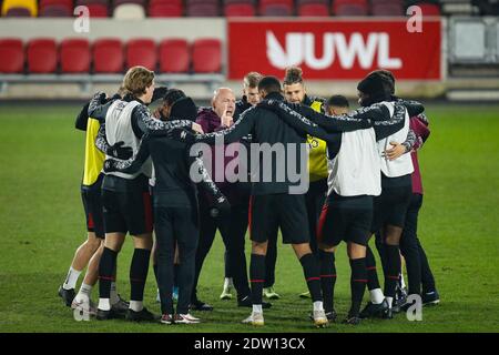 Brentford, Großbritannien. Dezember 2020. Brentford Assistant Head Coach Brian Reimer gibt seine Anweisungen während des Carabao Cup Quarter Final Matches zwischen Brentford und Newcastle United im Brentford Community Stadium, Brentford Bild von Mark D Fuller/Focus Images/Sipa USA 22/12/2020 Credit: SIPA USA/Alamy Live News Stockfoto