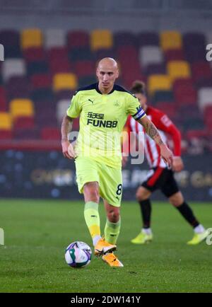 Brentford, Großbritannien. Dezember 2020. Jonjo Shelvey von Newcastle United während des Carabao Cup Spiels im Brentford Community Stadium, Brentford Bild von Mark Chapman/Focus Images/Sipa USA ? 22/12/2020 Credit: SIPA USA/Alamy Live News Stockfoto