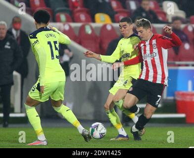 Brentford, Großbritannien. Dezember 2020. Sergi Canós (R) von Brentford mit Jamal Lewis (L) und Isaac Hayden (C) von Newcastle United während des Carabao Cup Spiels im Brentford Community Stadium, Brentford Bild von Mark Chapman/Focus Images/Sipa USA ? 22/12/2020 Credit: SIPA USA/Alamy Live News Stockfoto