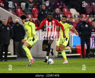 Brentford, Großbritannien. Dezember 2020. Josh Dasilva (C) von Brentford und Jamal Lewis (L) und Callum Wilson (R) von Newcastle United während des Carabao Cup-Spiels im Brentford Community Stadium, Brentford Bild von Mark Chapman/Focus Images/Sipa USA ? 22/12/2020 Credit: SIPA USA/Alamy Live News Stockfoto